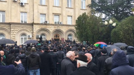 აფხაზური რევოლუცია - ოპოზიციამ დე ფაქტო პრეზიდენტის ადმინისტრაცია შტურმით აიღო