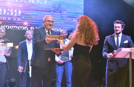 ჟიურის რჩეული კომპანია "ზარაფხანა" მოოქროვილი ბიბლიით დაჯილდოვდა