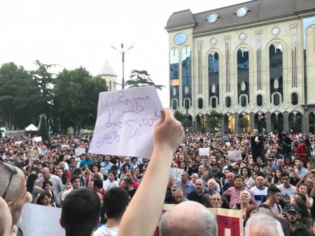 "საქართველოში პოლიტიკური კრიზისი დასრულებისაგან შორს არის"