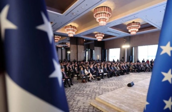 აშშ-მა და უზბეკეთმა 12 მილიარდი დოლარის საინვესტიციო შეთანხმებები გააფორმეს